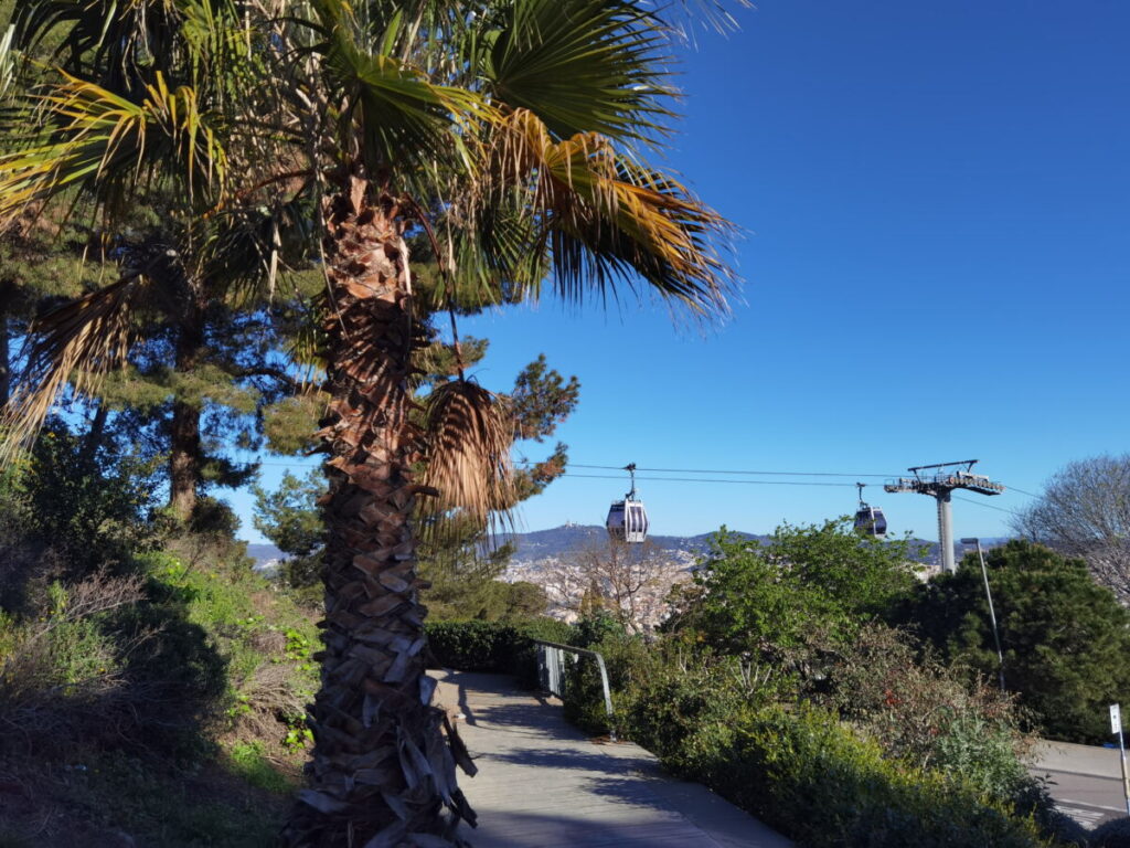 Die Montjuïc Seilbahn Telefèric de Montjuïc bringt dich bis ganz nach oben