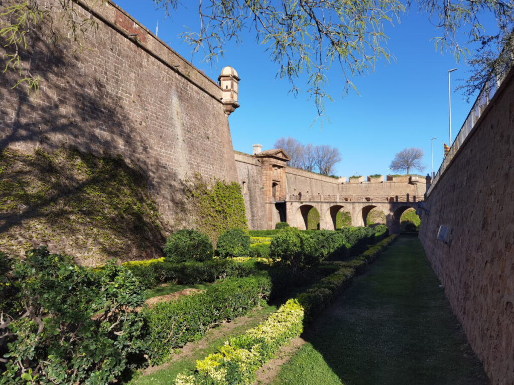 Der Burggraben der Festung Montjuïc