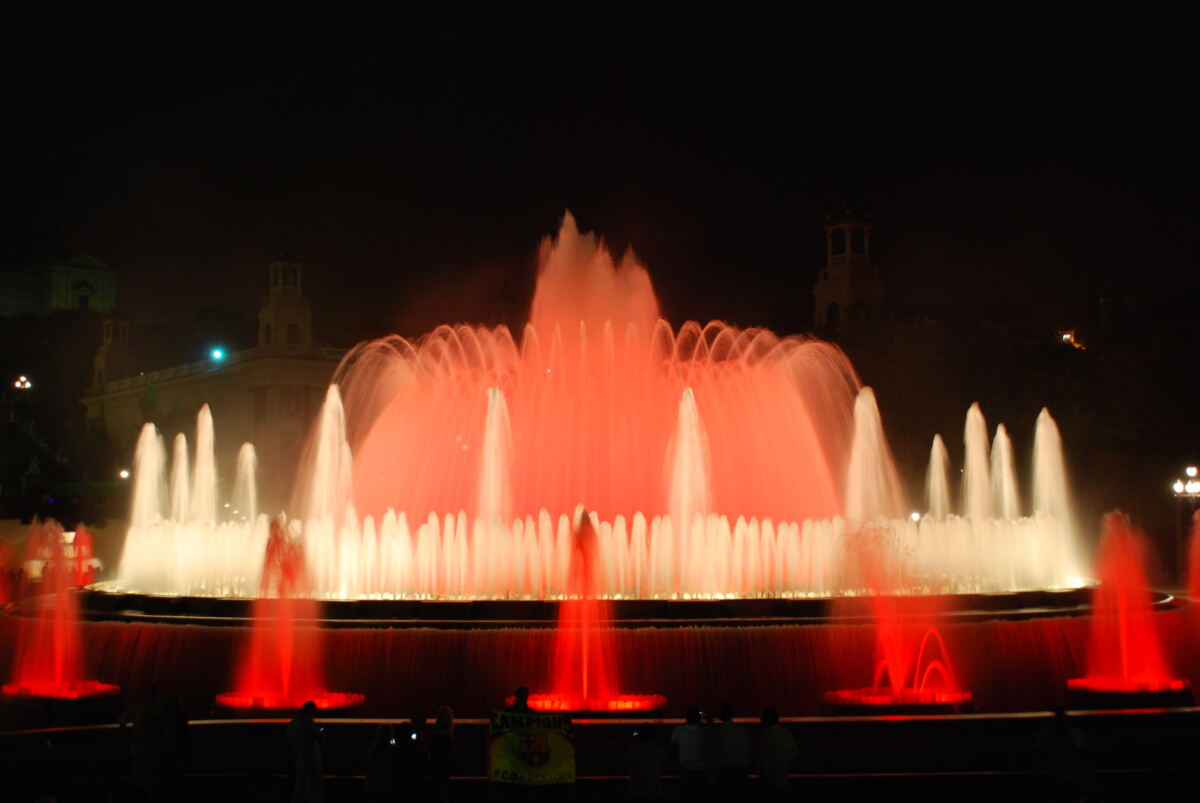 Die Wasserspiele der Font Magica am Abend